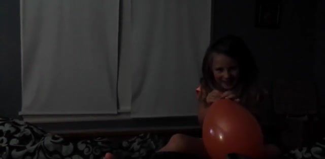 Squeeky balloon noises make doggo go nutso - Video & GIFs | ifunny,balloonnoises,dankmemes,spicy,doggo,funny,balloon,animals pets