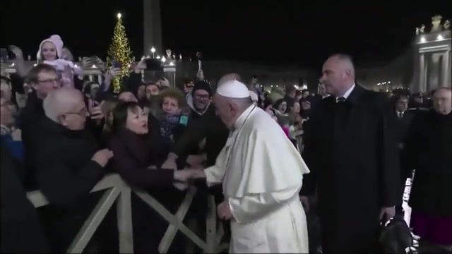 Pope slaps woman's hand u can not touch this, slaps, hand, pope francis, pope, news, life, holidays, nation world, news politics.