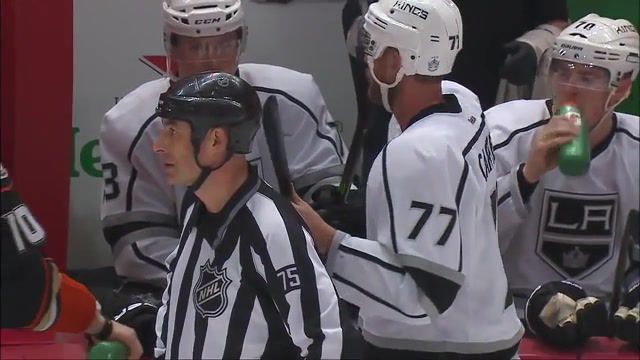 Perry fills up Carter's glove with water, Kg, Pink Panter, Glove, Lighter Side, Corey Perry, Water, Jeff Carter, Anaheim Ducks, Exclusive, Los Angeles Kings, Sports