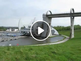 How the Falkirk Wheel in Scotland raises boats from one water level to another