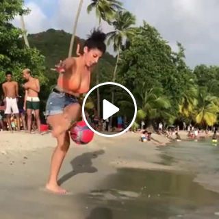 Lisa Zimouche freestyle at the beach