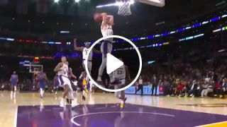 Caruso drives to hoop for 2 handed slam vs. Detroit Pistons