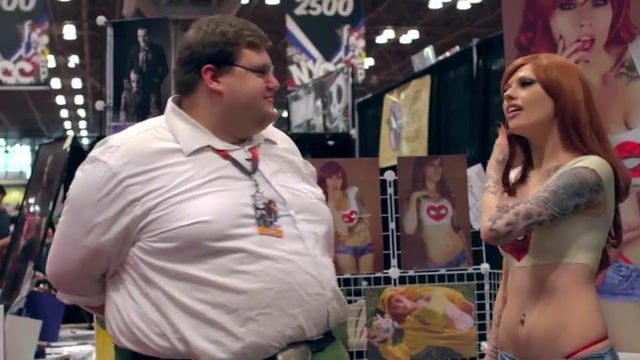 Real Life Peter Griffin Goes To NYCC BOOM Big Pants - Video & GIFs | cosplay,peter griffin,family guy