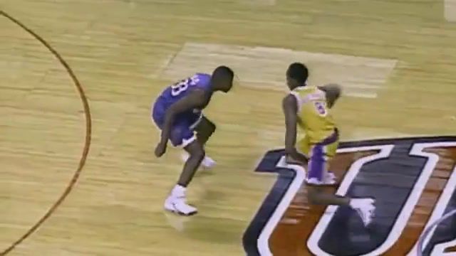 Kobe Bryant Amazing Old School Dunk - Video & GIFs | washington wizards,old school,kobe best dunks,dunk,los angeles lakers,lakers,bryant,kobe bryant,kobe,sports