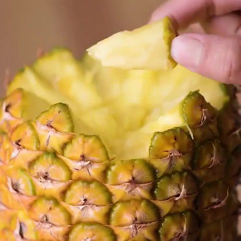 How to eat a pineapple, Food, Lifehack, Diy, Kitchen, Cooking, Cuisine, Herbs, Mint, Easy, How To, Skills, Eat, Yum, Orange, Fruit, Spoon, Music Whiplash Soundtrack 06 Caravan, Pineapple, Nature Travel