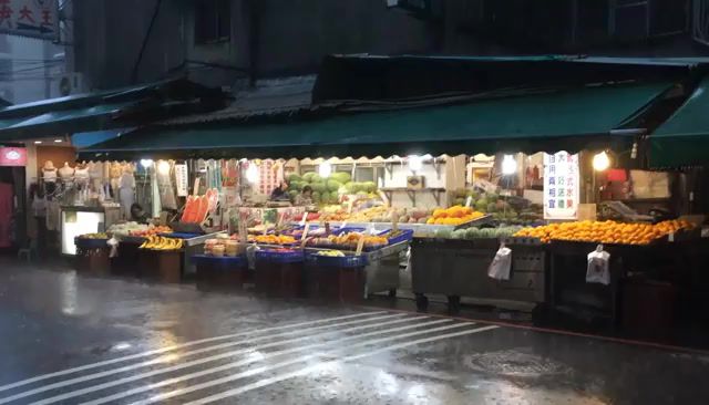 Market In The Rain