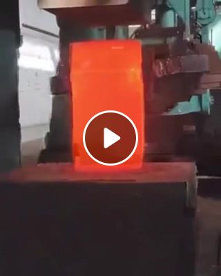 Compressing hot metal with hydraulic press
