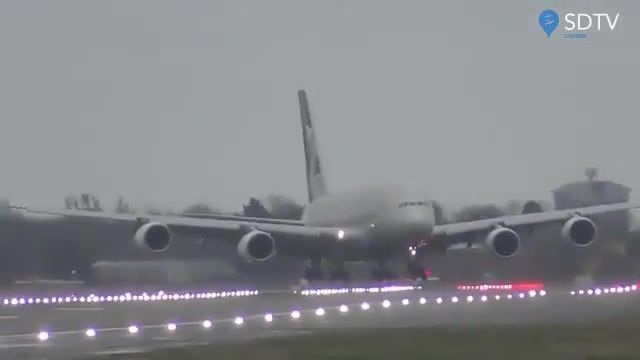 A380 SuperCrew - Video & GIFs | a380 landing,heathrow airport,storm dennis,science technology