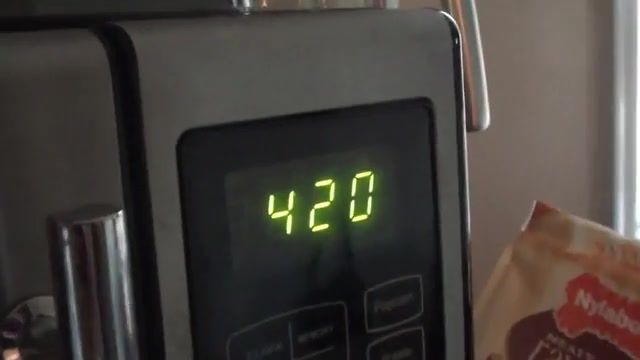 4 20 PM - Video & GIFs | micro,timer,live,life,everyday life,funny,fun,like,groovy,back,ilegal,legal,dream,free,meme,blunt,joint,join,eleprimer,time,omg,wtf,weed,smoke,mom,pm,4 20,rap,snoop,snoop dogg,really,stop drugs,stop smoke,stop,lol