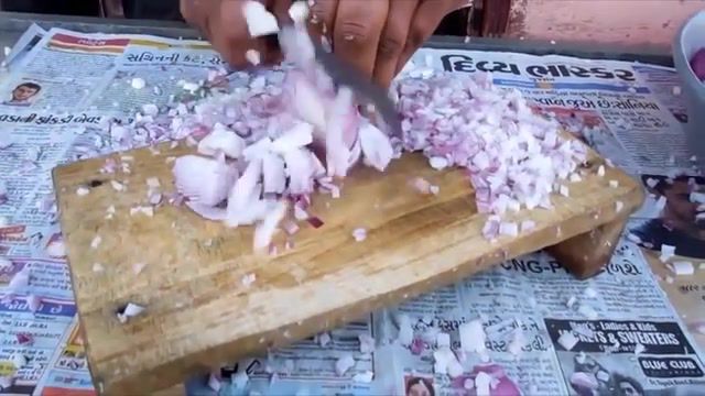 S1000000000. S1000000000. The Most Faster. Funny. Humour. Indian Man Cuts Onion Faster Than A Blender. Guinness World Records. Cuts. Cut. Blender. Faster. Fast. Man. India. Onion. Food Kitchen.