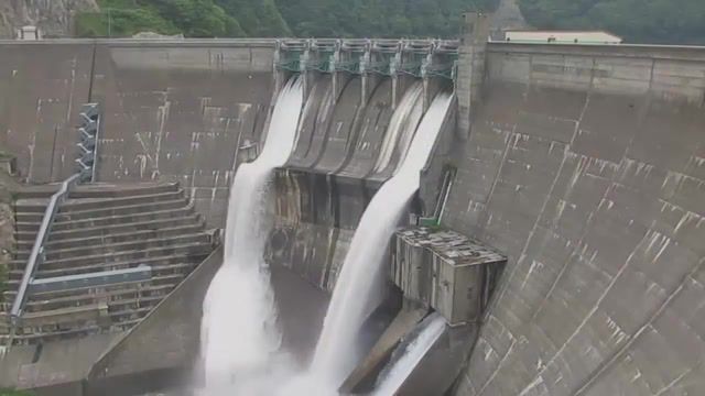 Emergency water discharge from the dam, dam, critical level, hydroelectric power station, emergency water release, science technology.