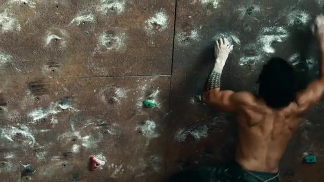 Jason has serious skills, jason momoa, rock climbing, aquaman, dc comics, game of thrones, khal drogo, fitness, functional fitness, muscle, building muscle, health, mens health, sports.