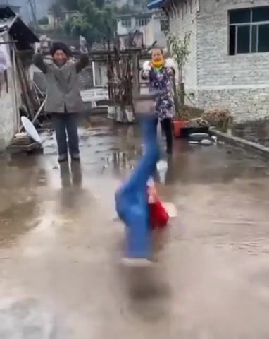 DnB Water Mosh - Video & GIFs | wladi,people,funny people,fun,cool,lol,chinese,rock the microphone,freestyler,dnb,dnb dance,dance,b,mosh,rugel,funny,culture shock,deeper