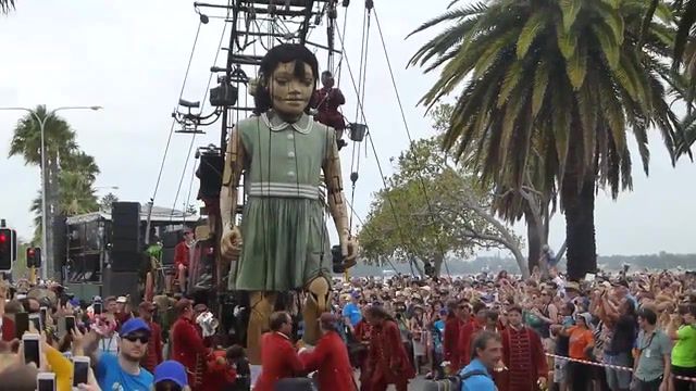 Little Girl Giant On The Streets Of Lilliput Walk This Way - Video & GIFs | people,viewers,yahoos,lilliput,swift,gulliver,giant,little girl giant,rock,walk this way,aerosmith,kinetic art,art,australia,perth,girl giant