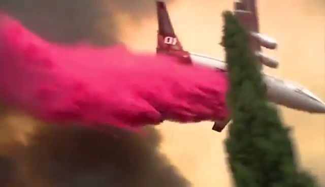 Saving homes in LA - Video & GIFs | aviation,holyfire,los angeles,tankers,pilot,last shadow puppets,science technology