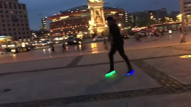 Dance in Barcelona - Video & GIFs | barcelona,city,man cutting shapes,dance,moon walk,nature travel