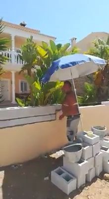 Way to working safely in the sun, funny videos, funny, sunny, builder, clever.