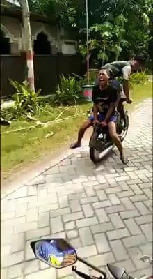 I can't stop laughing, hahaha, funny videos, funny, motorcycle, stupid.