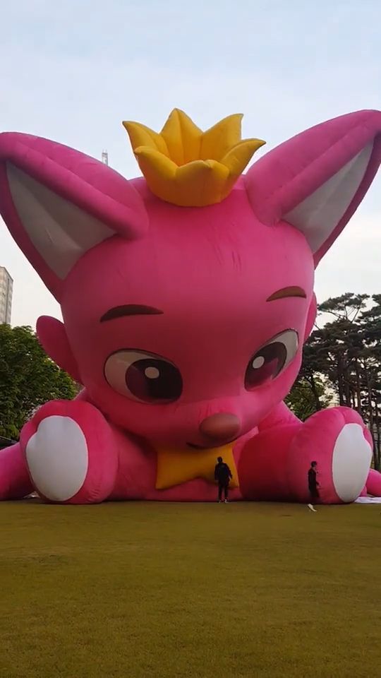Pinkfong - giant inflatable model, funny gifs, funny, inflatable model, pinkfong.
