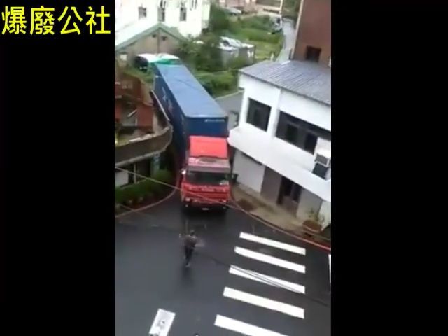 Do you think this truck can pass through the narrow slot?, truck, funny, driving skill.