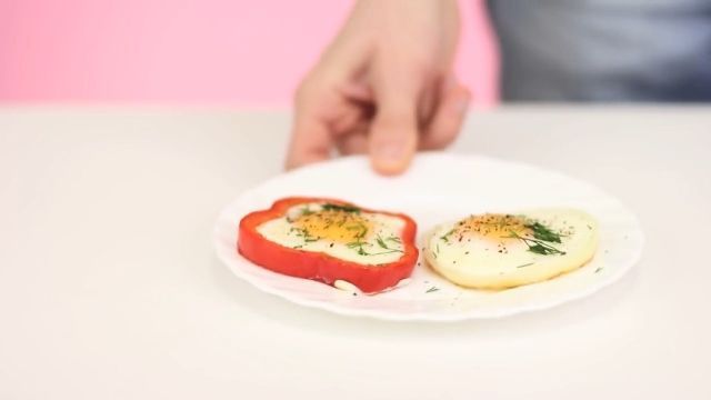 How to fry an egg over easy, how to fry an egg, perfect eggs, funny, bell pepper, onion, non stick pan, simple cooking tips.