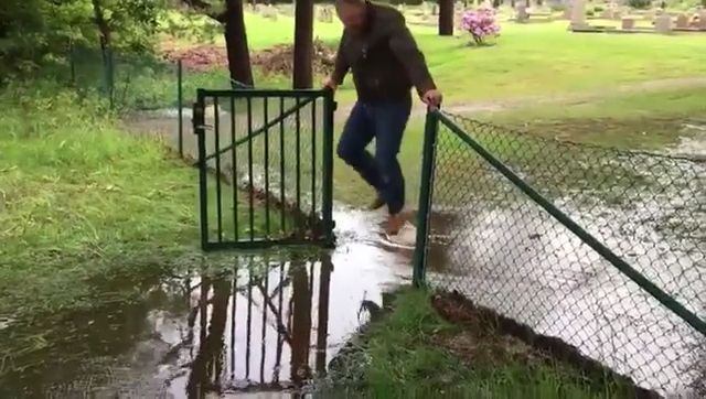 I Can't Stop Crying Laughing This Man, Hahahaha. Funny Gifs. Funny. Water. Gate.