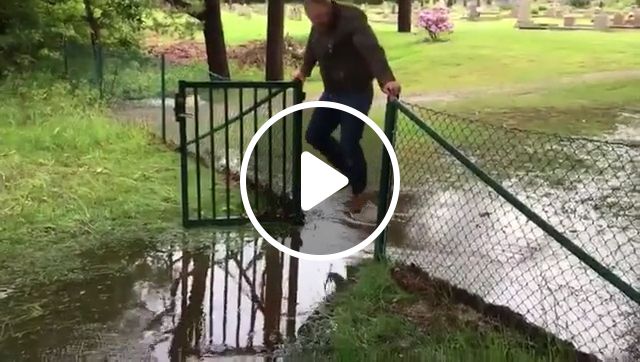 I Can't Stop Crying Laughing This Man, Hahahaha - Video & GIFs | funny gifs, funny, water, gate