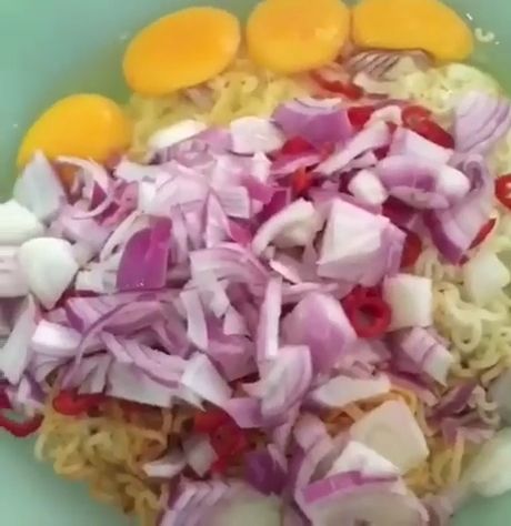 Easy noodle recipes with few ingredients, noodles, egg, chili, cook, funny.