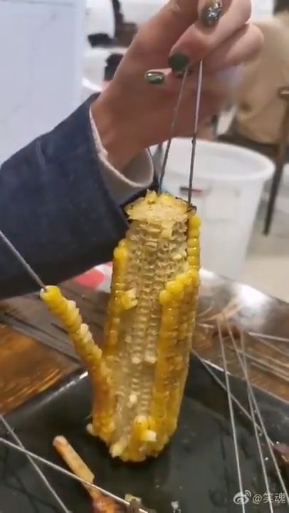 Eating corn on the cob without any mess, corn, funny, lifehacks.